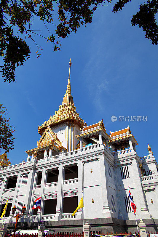 低角度看佛教寺庙外，Wat Traimit在曼谷的天空